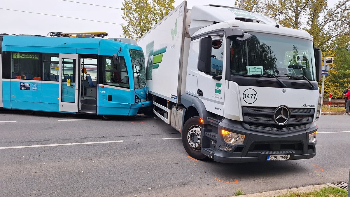 V Ostravě se srazila tramvaj s náklaďákem