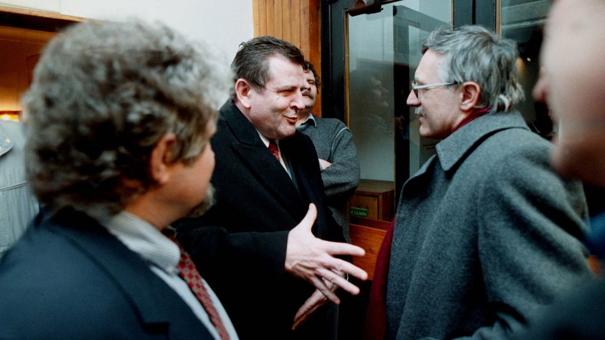 Petr Pithart u setkání Václava Klause a Vladimíra Mečiara, únor 1991