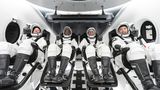 Soukromá vesmírná loď přivezla k ISS čtyři astronauty