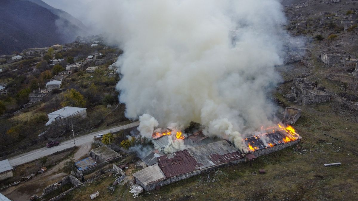 Hořící dům po odchodu Arménů v Karvačaru v Náhorním Karabachu