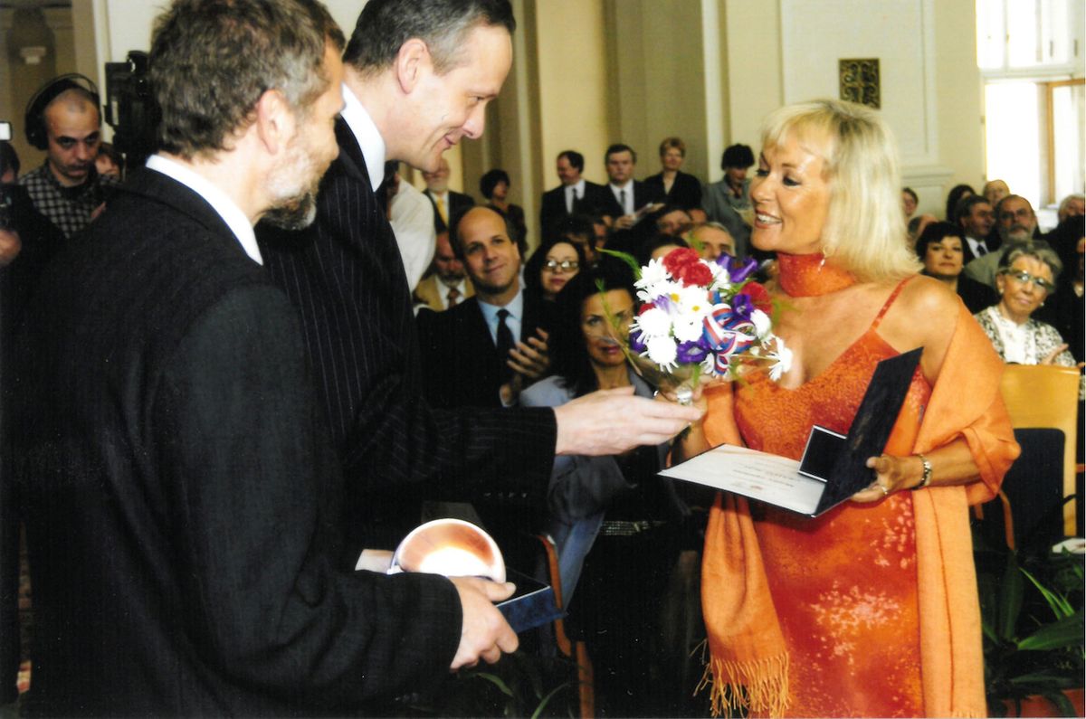 Ministr zahraničí Cyril Svoboda jí v roce 2004 udělil prestižní cenu Gratias Agit za šíření dobrého jména ČR ve světě.