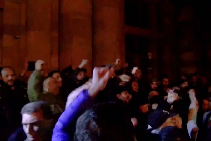 BEZ KOMENTÁŘE: Protesty v Arménii po oznámení podpisu dohody o ukončení konfliktu o Náhorní Karabach