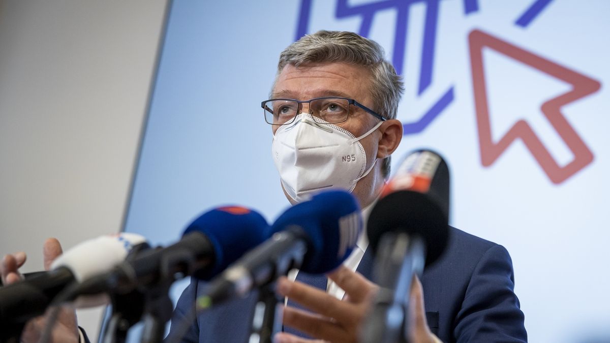 Havlíček nesmí být ministrem, aby mohl kandidovat na šéfa Sněmovny, míní právníci