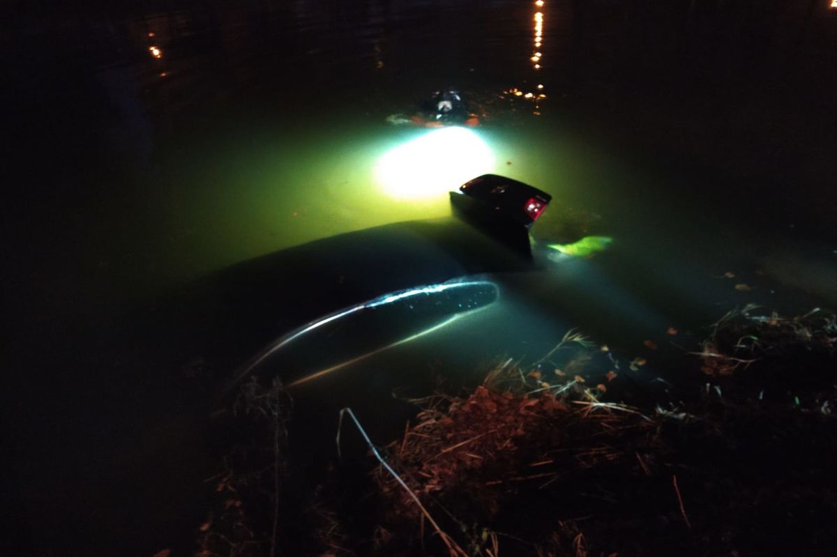 Auto utopené v řece