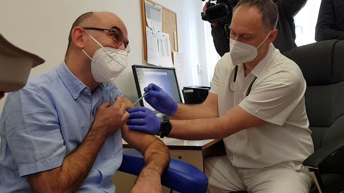 Ministr zdravotnictví Jan Blatný se nechal očkovat proti covidu-19