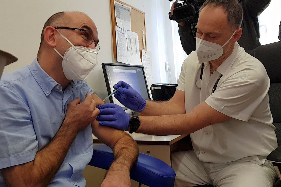 Ministr zdravotnictví Jan Blatný se nechal očkovat proti covid-19
