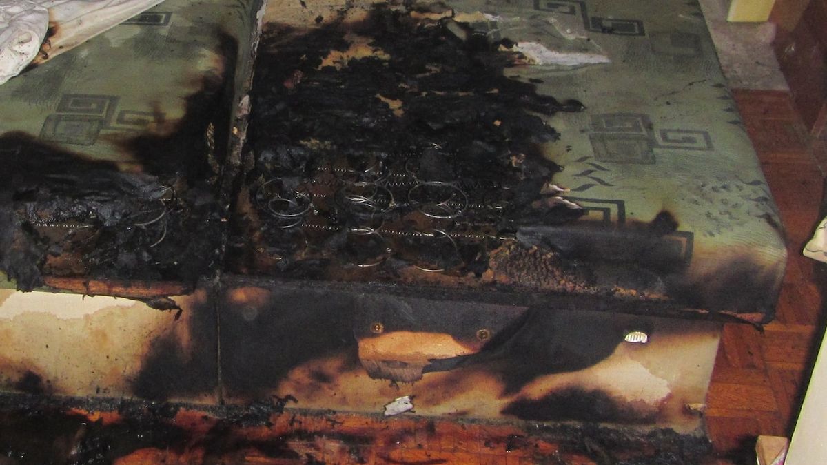 Muž v Uherském Hradišti si v posteli zapálil cigaretu a málem uhořel
