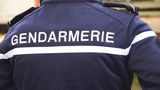 Násilník ve Francii zastřelil tři četníky, zapálil svůj dům a dal se na útěk. Nalezli ho mrtvého
