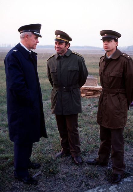 Americký vojenský přidělenec v Praze Edwin Motyka (vlevo) při jednání československými důstojníky