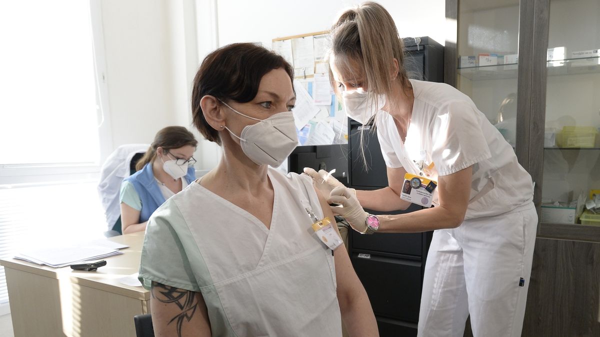 Benešovská nemocnice se chystá na očkování veřejnosti, bez externí pomoci se neobejde