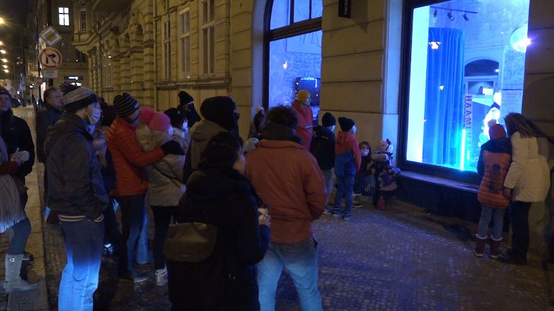 Umělci ve výlohách pražských barů předvádějí akrobacii, tanec i zpěv
