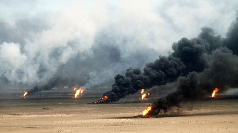 Postup komplikovala zapálená ropná pole.