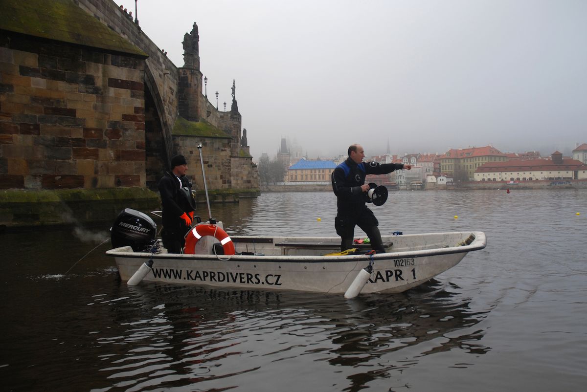 Příprava potápěčského průzkumu zbytků Juditina mostu ve Vltavě v Praze.