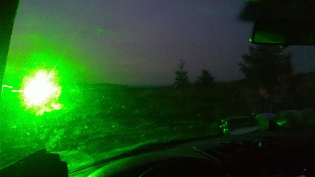 Oslnění řidiče auta laserem (ilustrační foto)