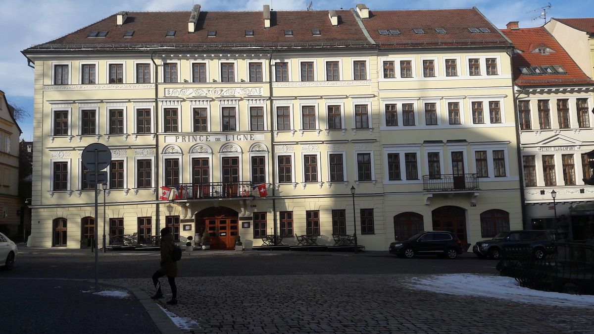 Místem setkání byl hotel Prince de Ligne na Zámeckém náměstí nedaleko centra Teplic.