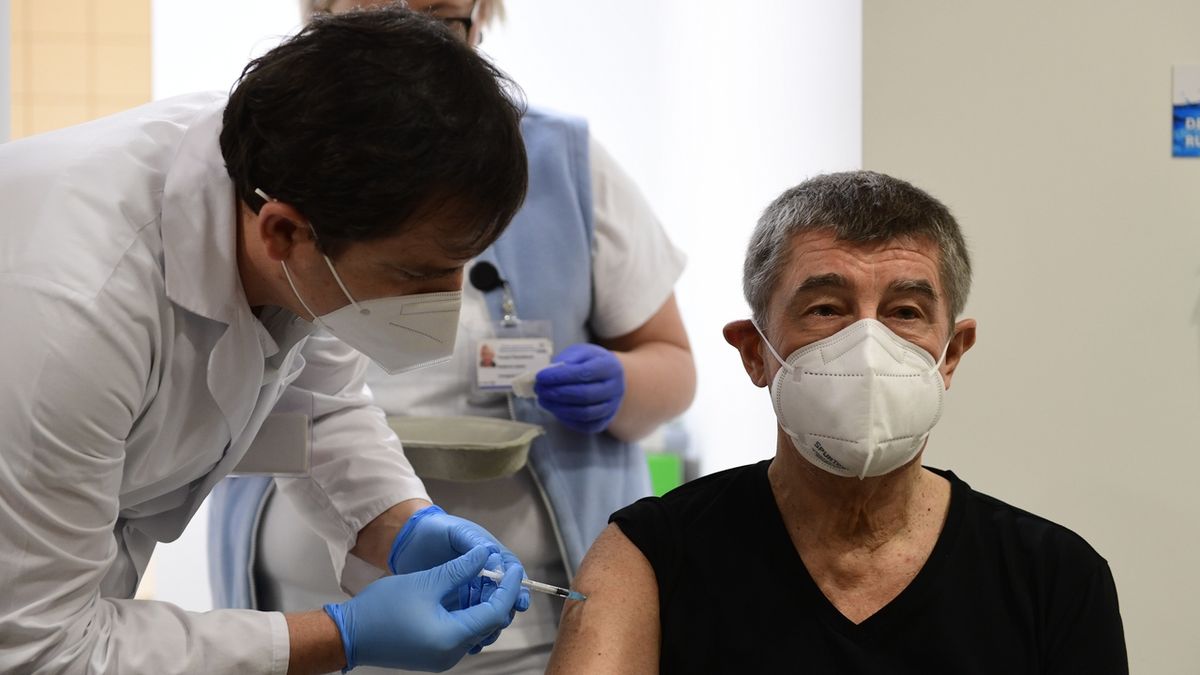 Premiér Andrej Babiš se nechal naočkovat druhou dávkou vakcíny proti covidu-19.