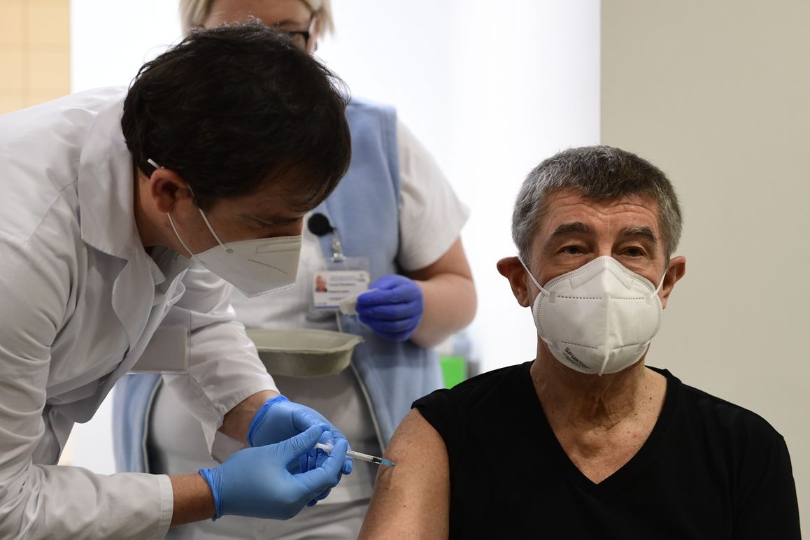 Premiér Andrej Babiš se nechal naočkovat druhou dávkou vakcíny proti covidu-19.