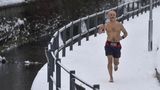 Jihočech uběhl půlmaraton ve sněhu, bez bot, téměř nahý a v rekordním čase