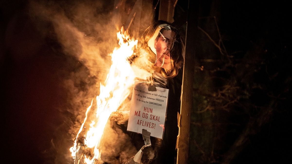 Demonstranti spálili figurínu s podobou premiérky Mette Frederiksenové v průběhu demonstrace.