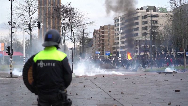 Násilné protesty odpůrců lockdownu v Nizozemsku