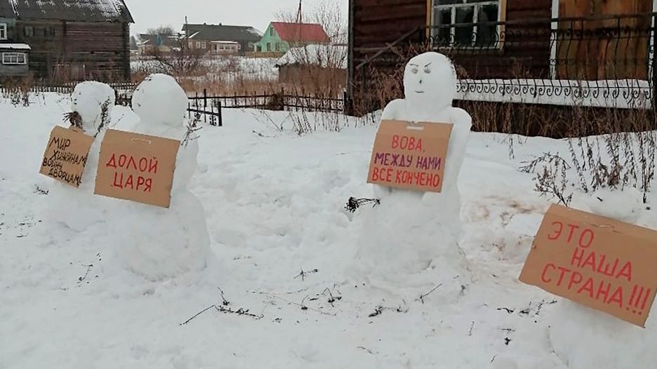 Demonstraci sněhuláků v Rusku ukončila policie. Sebrala jim transparenty
