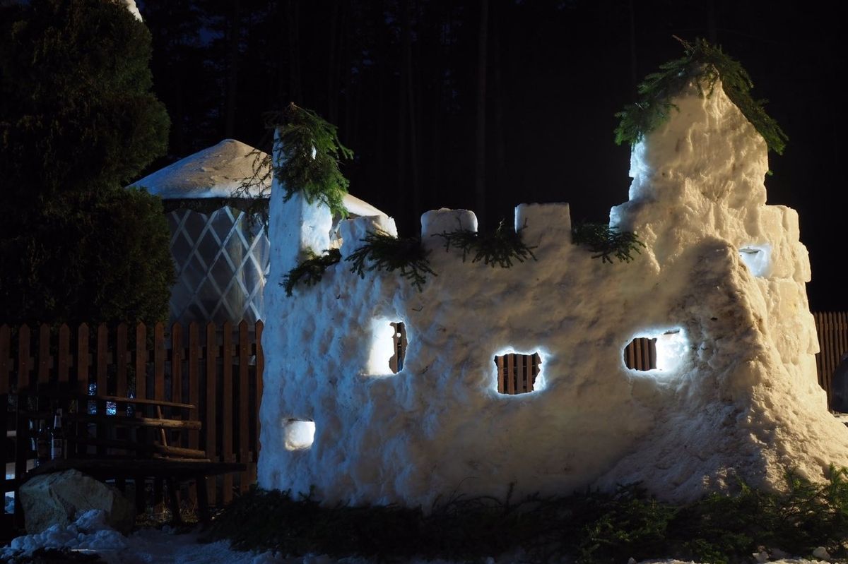 Rodina si postavila v rámci zimních radovánek hrad.