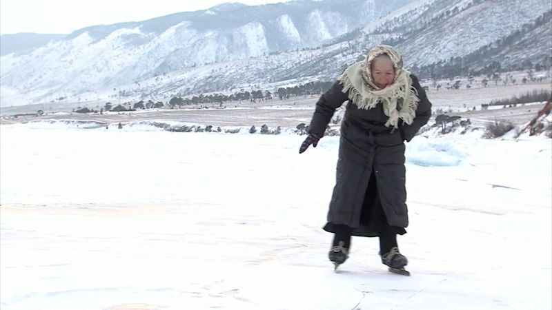 Osmdesátnice bruslí po zamrzlém Bajkalu jako zamlada