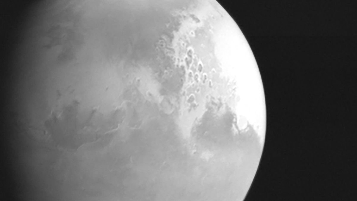 Čínská sonda, která míří k Marsu, poslala na Zemi první snímek rudé planety