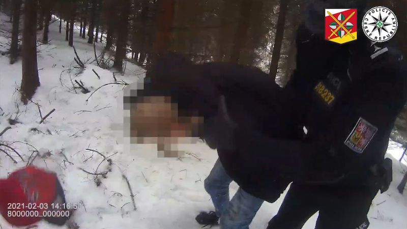 Řidiče na úprku před policií na Trutnovsku nezastavila střelba ani náraz do sněhu