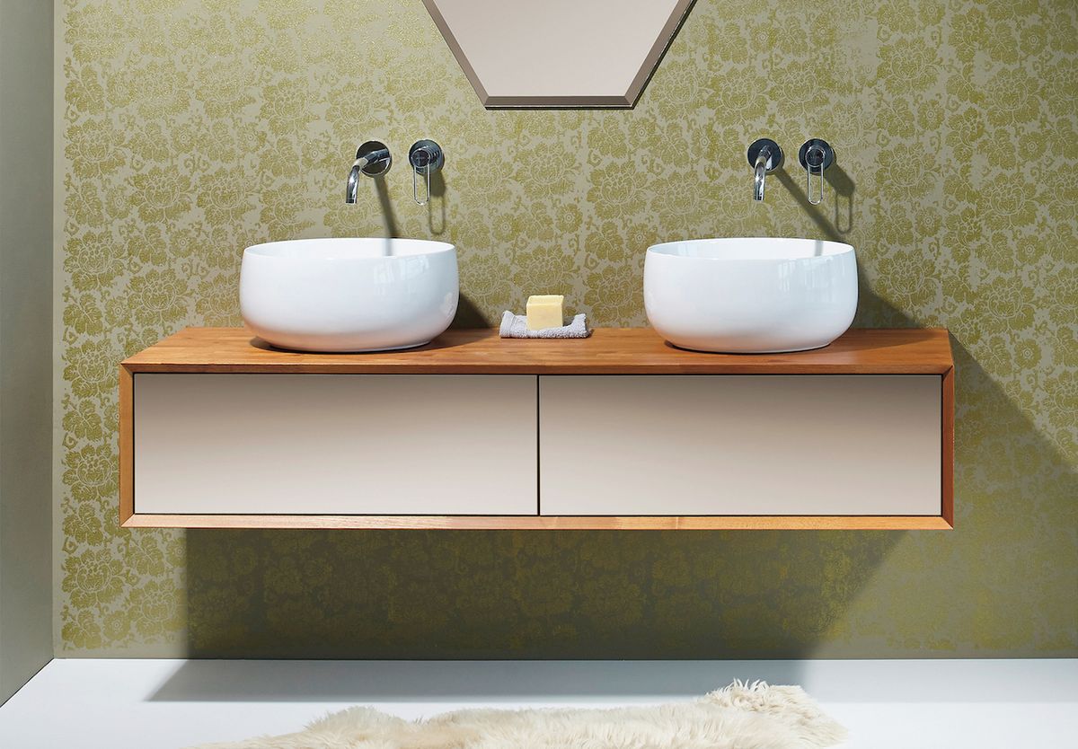 Koupelnový nábytek Mood je z masivního teakového dřeva.