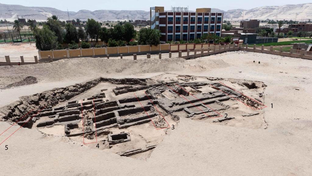 Archeologové na místě našli osm obřích výrobních jednotek.