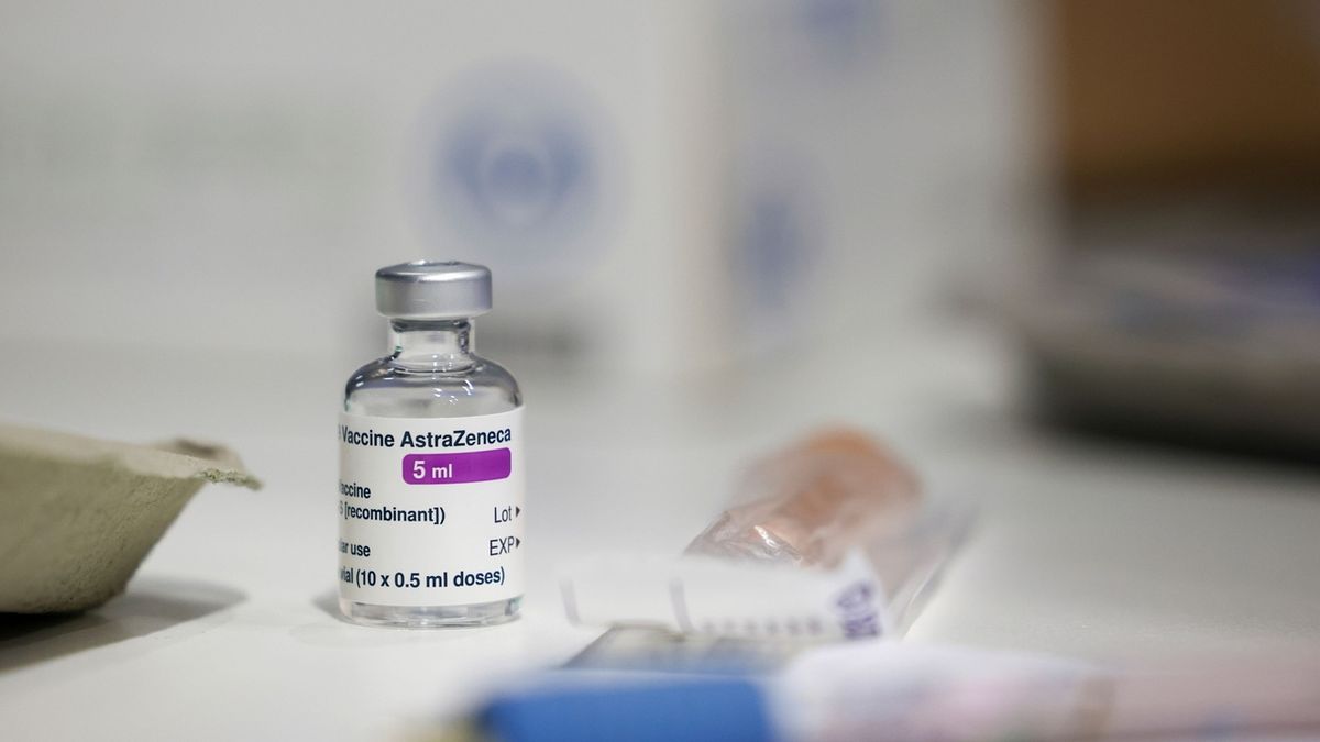 Po smrti naočkované ženy zastavilo Rakousko vakcinaci jednou šarží AstraZeneky