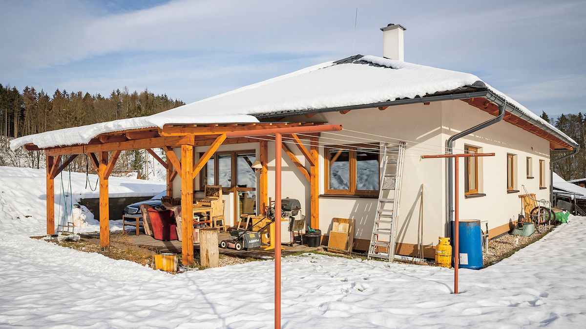 Praktický bungalov na místě s výhledem na orlické podhůří má kouzlo v každém ročním období. 