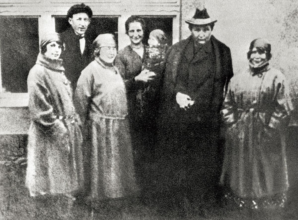 Jaroslav Hašek se Šurou Lovovou (úplně vpravo) a přáteli v Lipnici v červnu 1922.
