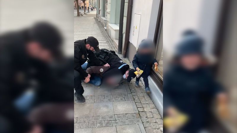 Zákrok strážníků proti muži bez roušky v Uherském Hradišti byl podle policie v pořádku