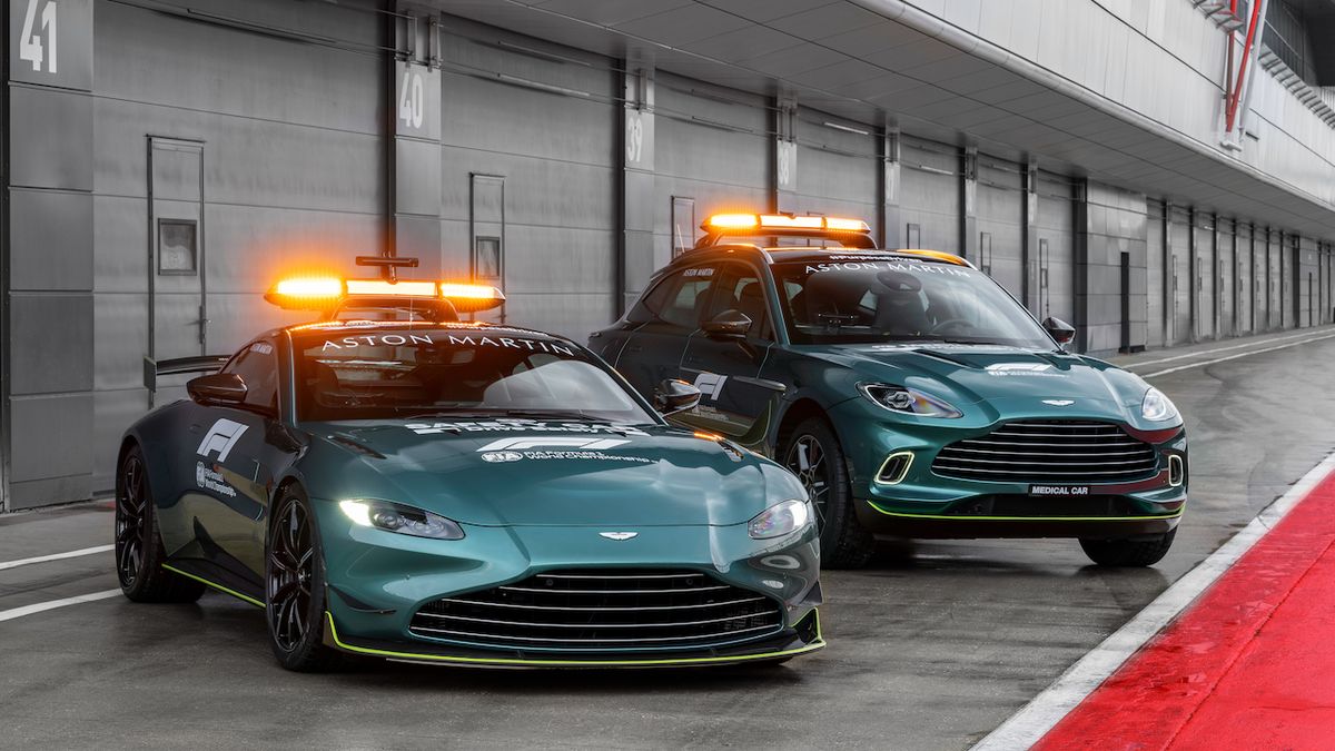 Aston Martin představuje nový zaváděcí vůz pro F1, Mercedes vytlačí jen napůl