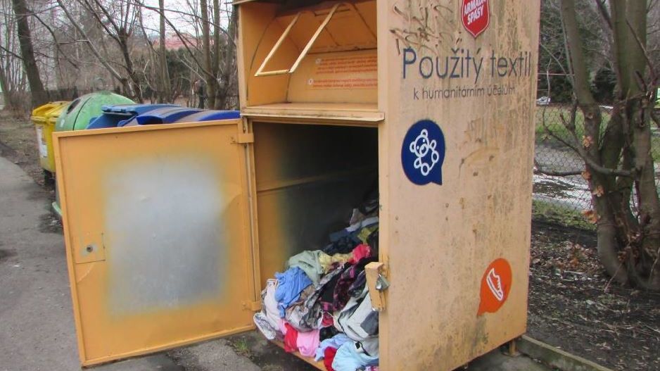 V Ostravě někdo vykradl kontejner s oblečením pro potřebné. Ukradl metrák textilu