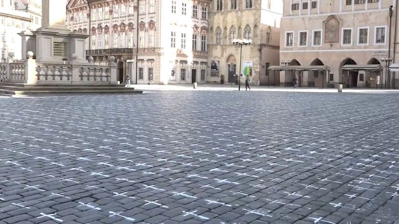 Staroměstské náměstí pokrylo přes 22 tisíc křížů