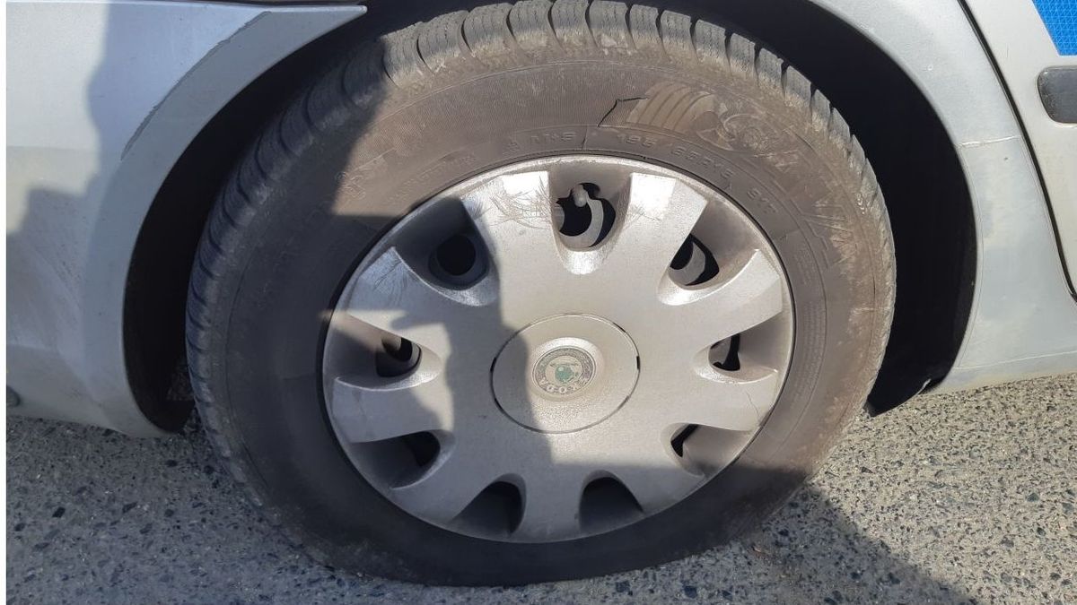 Naštvaný muž propíchl gumy policejnímu vozu. Voják ho zadržel výskokem z auta