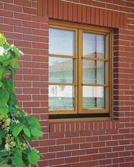 Dřevěná okna dvakrát do roka ošetříme. Rámy a křídla zbavíme nečistot a potom přejedeme houbičkou namočenou v balzámu. Mikrotrhlinky po zimě se zacelí, oživí lazura. 