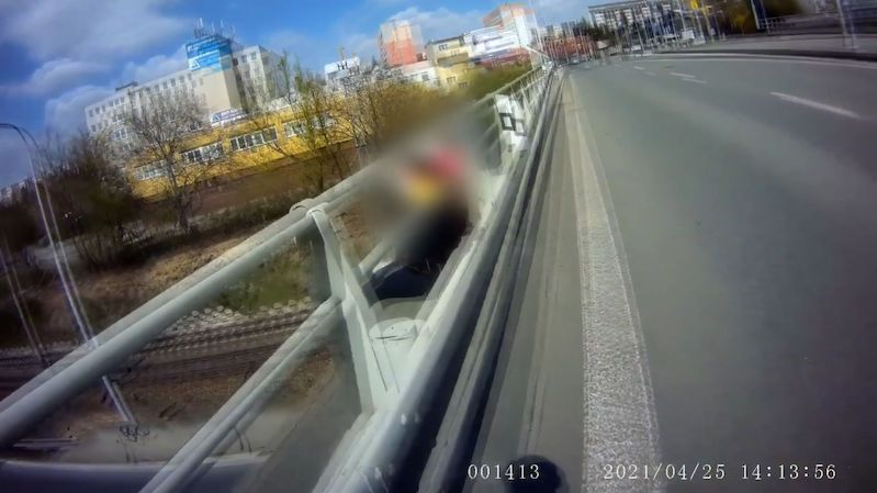 Třináctileté dívky přelezly zábradlí a povídaly si na okraji mostu nad silnicí