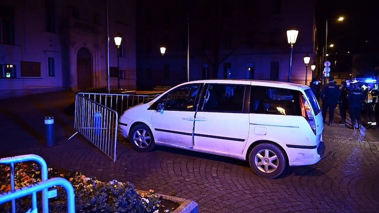 Auto v noci rozrazilo v Praze plot před Úřadem vlády