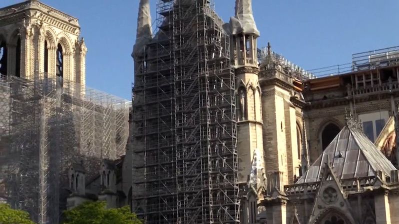 Jizva na čele Paříže. Notre-Dame zůstává i dva roky po požáru zahalen lešením