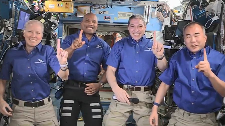 NASA kvůli počasí odložila návrat astronautů z vesmírné stanice na víkend