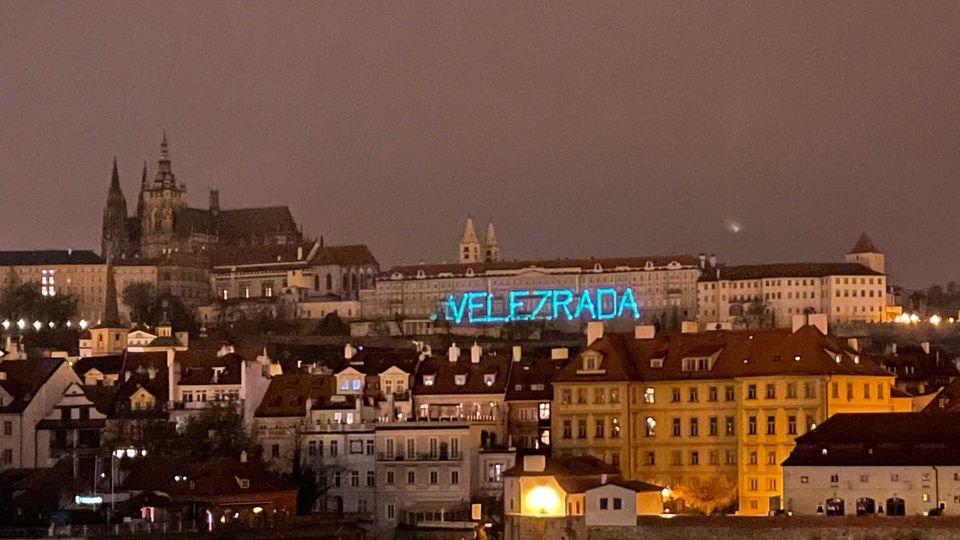Na Pražském hradě se kvůli Zemanovi skvěl v noci nápis Velezrada