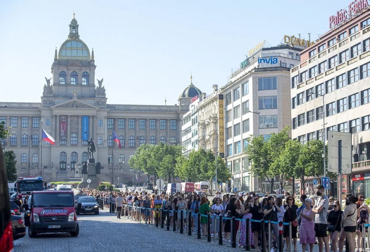 Fronta před otevřením obchodu Primark se táhla přes část Václavského náměstí až k soše sv. Václava.