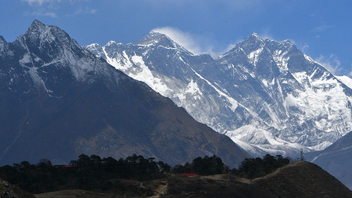 Na Mount Everestu zemřeli první dva horolezci letošního roku