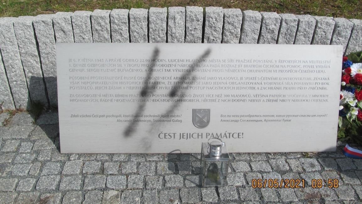 Na pomník Vlasovců někdo nasprejoval nacistický symbol