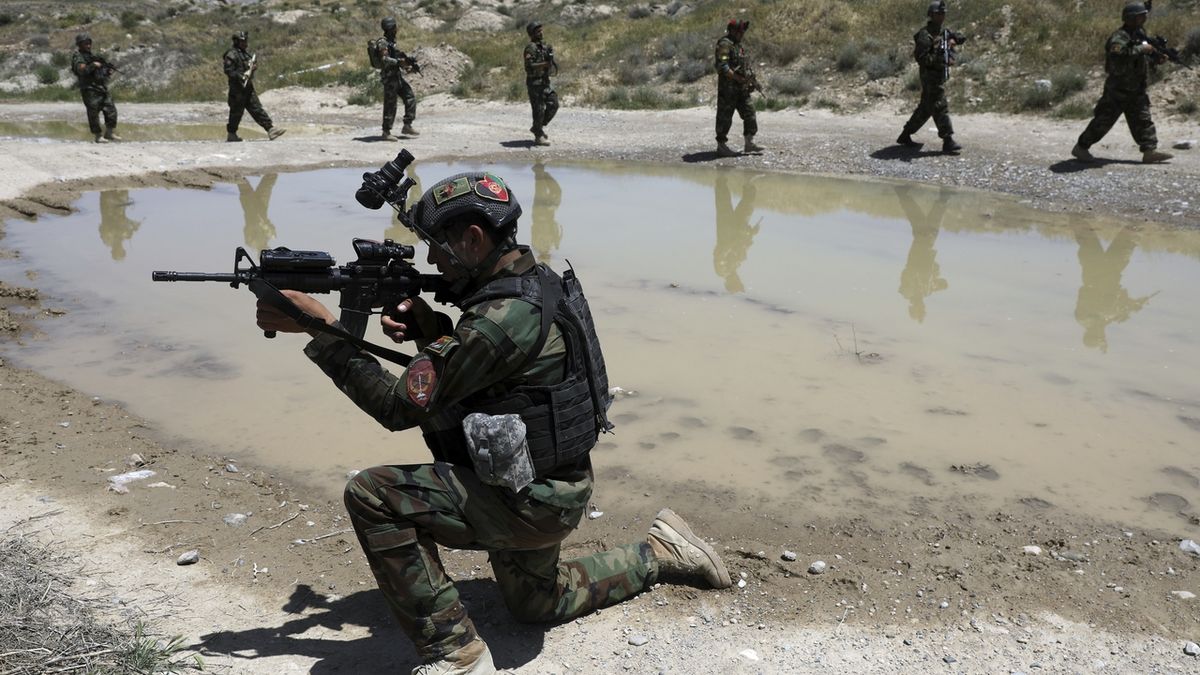 Tálibán zabil za den 150 vojáků, postupuje v celém Afghánistánu