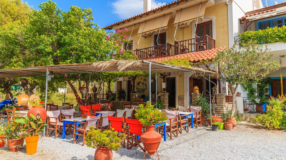 Typické taverny jsou v Řecku na každém rohu a určitě stojí za návštěvu. Pouze v nich totiž ochutnáte tu pravou řeckou kuchyni.